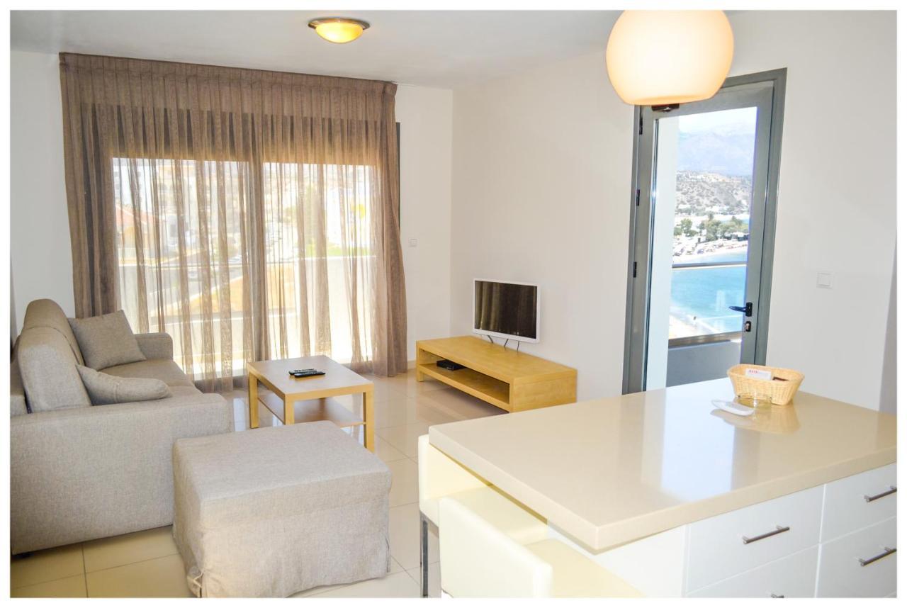 Potideon Bay Luxury Apartments Cárpatos Exterior foto